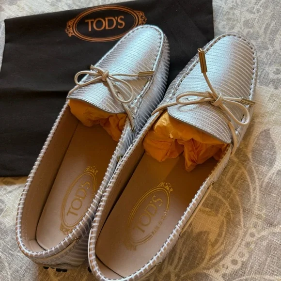 EUC Tod's Silver Stripe Leather Loafers Driving Moccasins size 9 - Picture 3 of 14
